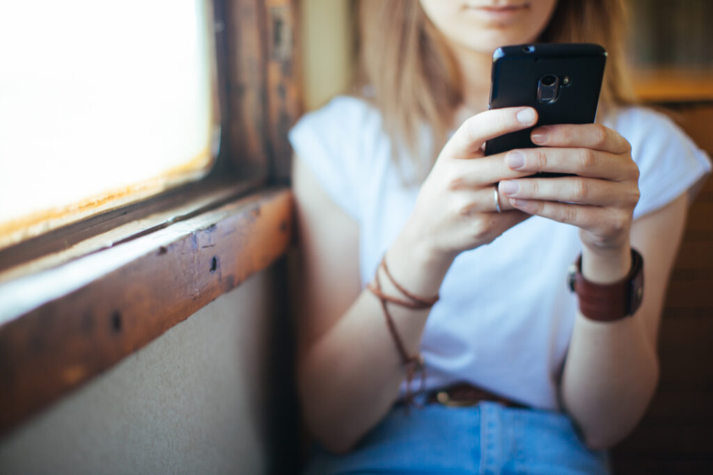 携帯電話を使っている女性